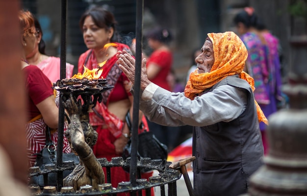 Homme priant dans le temple du Népal