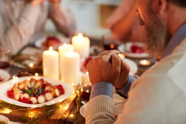 Homme priant pour le dîner