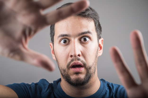 Homme pris avec ses mains dans un verre