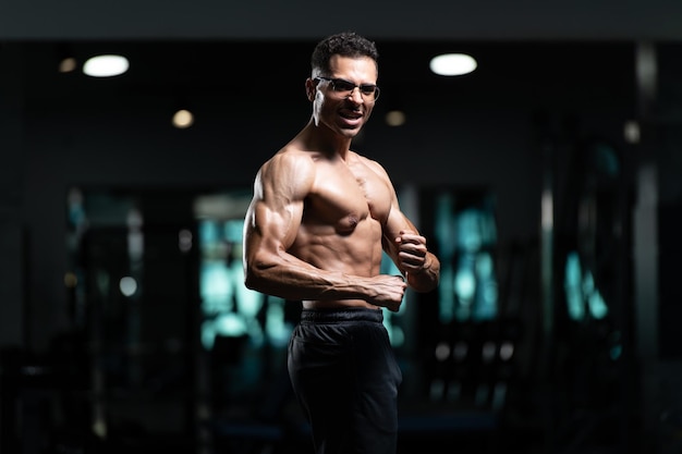 Homme avec problème de gynécomastie debout fort