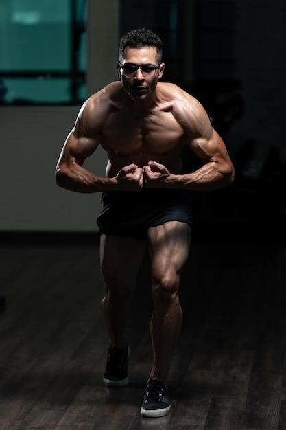 Homme avec problème de gynécomastie muscles fléchissants