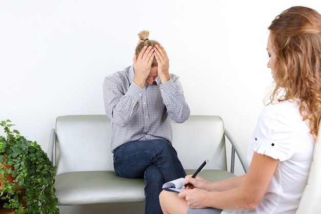 Homme avec problème à la réception pour psychologue