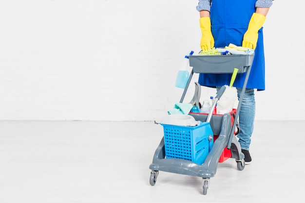 Homme avec des produits de nettoyage