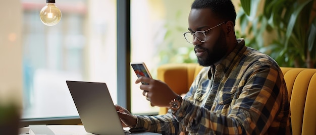 Homme professionnel faisant plusieurs tâches avec un ordinateur portable et un téléphone