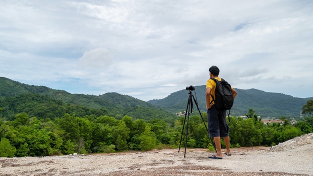 Homme professionnel Photographie en haute montagne prendre une photo Paysage nature vue à Phuket en Thaïlande.
