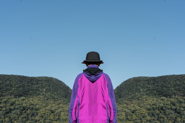 Photo un homme profitant de l'atmosphère de la nature