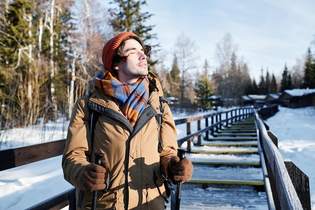 Homme profitant d'une journée ensoleillée