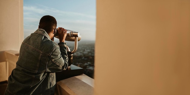 L'homme profitant de la vue sur la ville de Los Angeles depuis l'Observatoire Griffith, USA