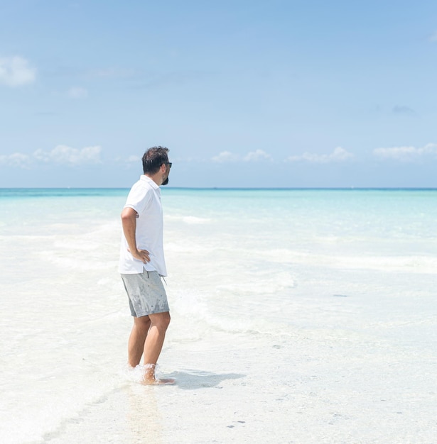 Un homme profite d'une belle plage tropicale