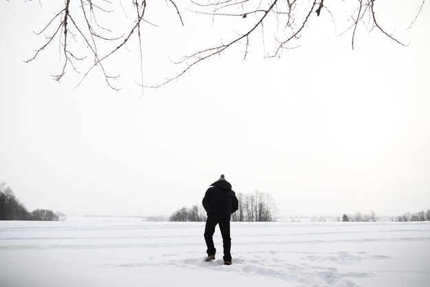 Un homme en promenade. Paysage d'hiver. Touriste dans le voyage d'hiver.