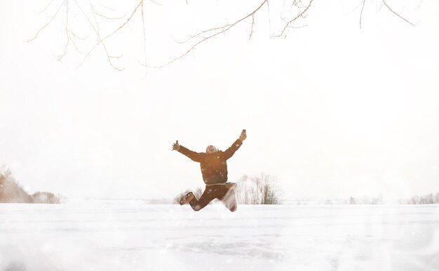 Un homme en promenade. Paysage d'hiver. Touriste dans le voyage d'hiver.