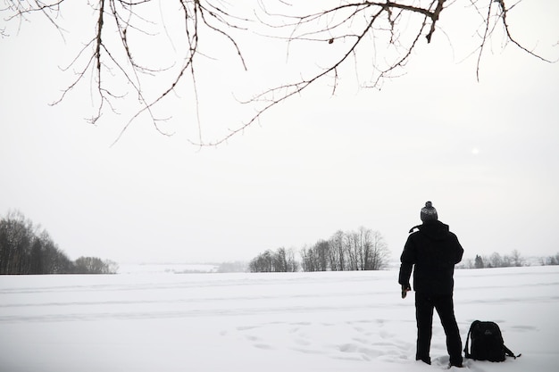 Un homme en promenade. Paysage d'hiver. Touriste dans le voyage d'hiver.