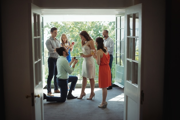 Homme proposant femme avec bague de fiançailles