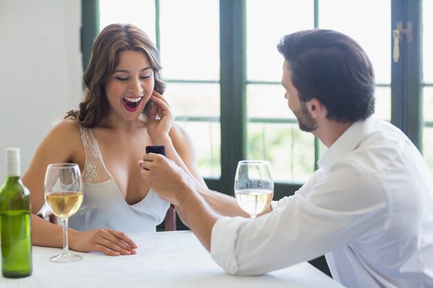 Homme proposant une femme avec une bague