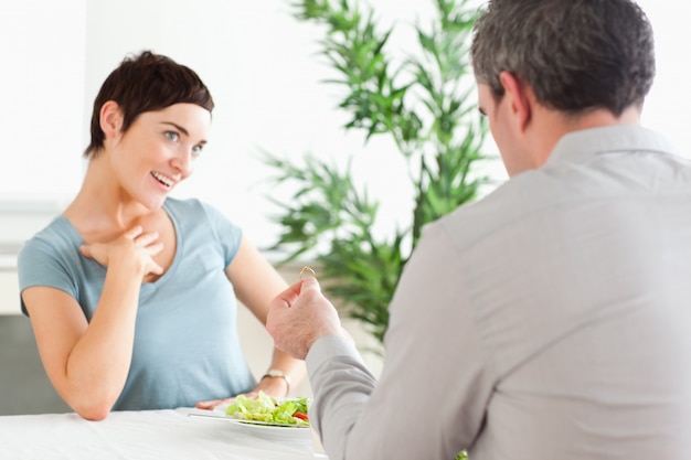 Homme proposant à la petite amie souriante