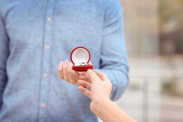 Photo homme proposant à sa bien-aimée avec une belle bague de fiançailles en gros plan