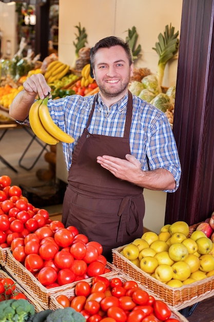 L'homme propose des bananes fraîches.