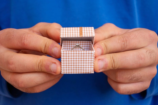 L'homme propose de se marier. Bague dans une boîte cadeau.