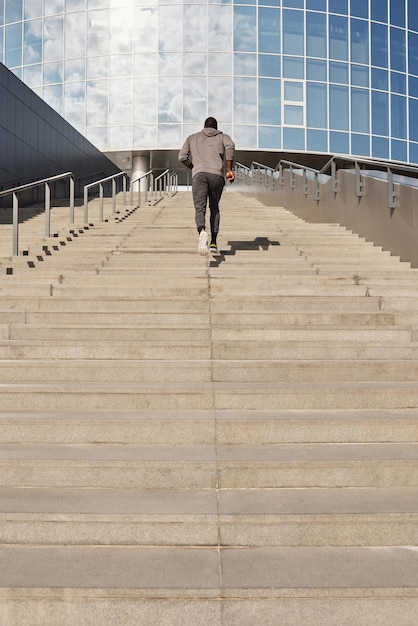 Homme qui court dans les escaliers à l'extérieur