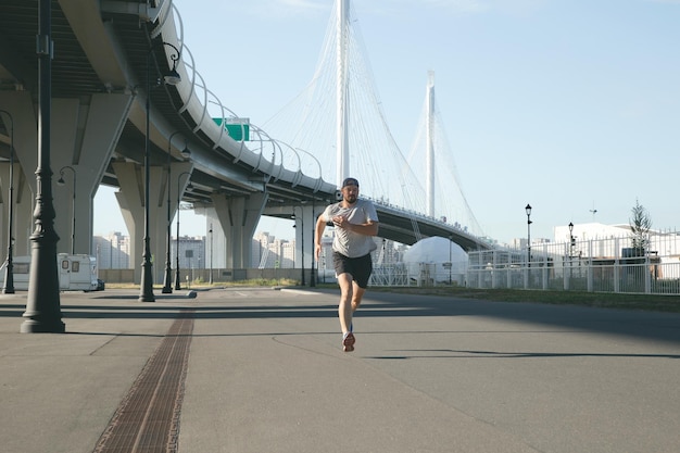 Homme qui court devant un pont Homme