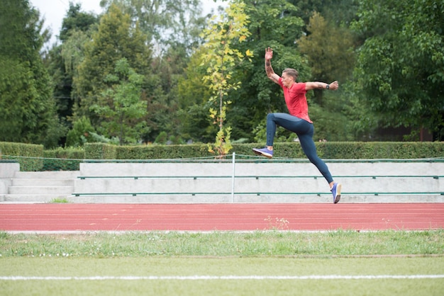 Homme qui court sur piste