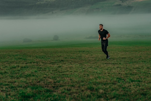 Homme qui court sur le pré le matin