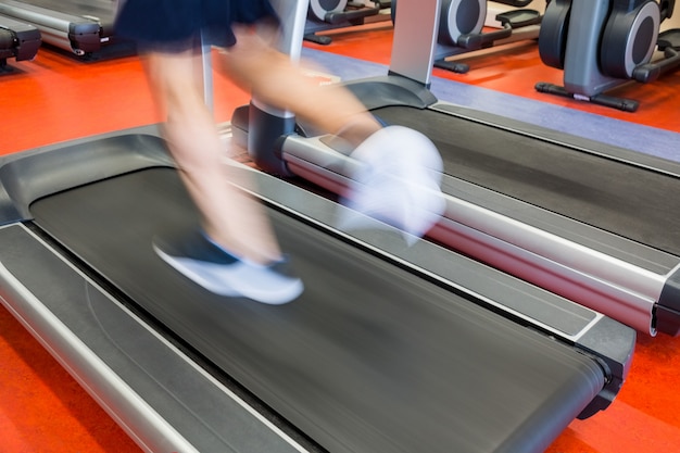 Homme qui court sur un tapis roulant