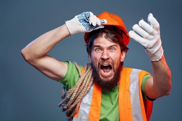 Photo homme qui crie, vue recadrée du professionnel de l'émotion du casque orange