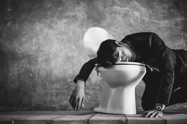 Un homme qui dort sur un siège fatigué.