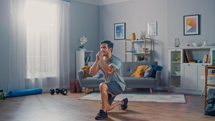 Photo un homme qui fait un squat dans un salon
