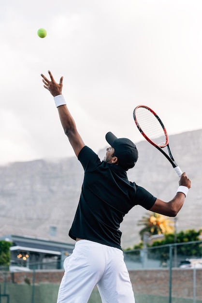 Un homme qui joue au tennis.