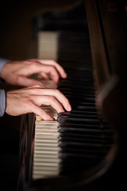 Photo un homme qui joue du piano.