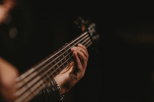 Un homme qui joue de la guitare basse.