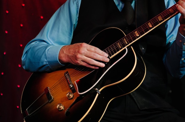 Photo un homme qui joue de la guitare.