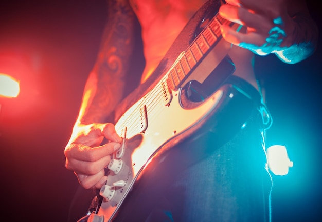 Un homme qui joue de la guitare.