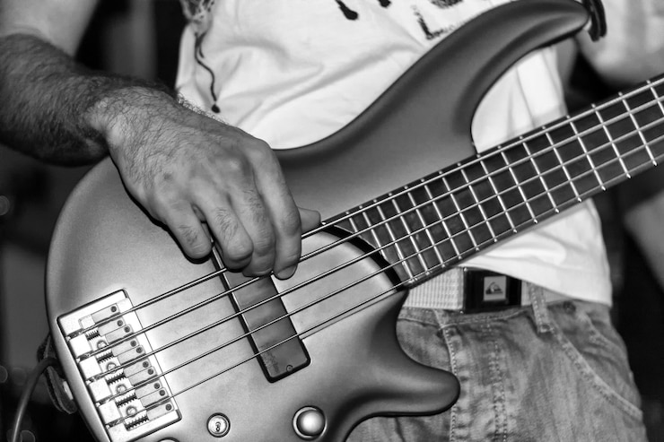 Photo un homme qui joue de la guitare.