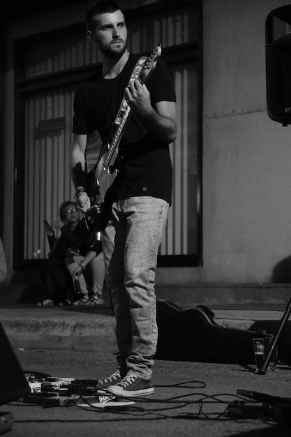 Photo un homme qui joue de la guitare.