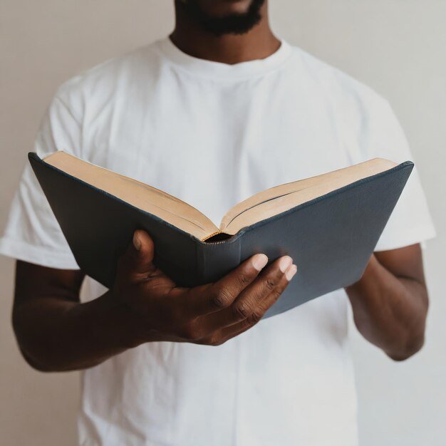 Photo un homme qui lit la bible à l'église