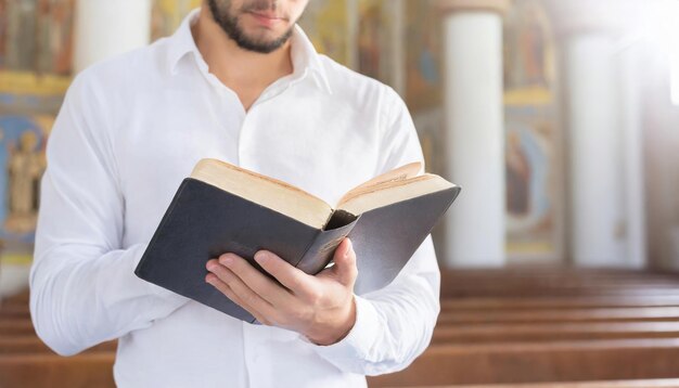 un homme qui lit la Bible à l'église