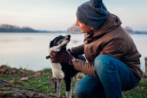 Homme Qui Marche Chien Dans Le Parc Automne Au Bord Du Lac. Animal Heureux S'amuser En Plein Air