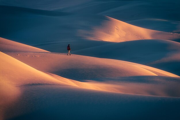 Photo un homme qui marche dans le désert