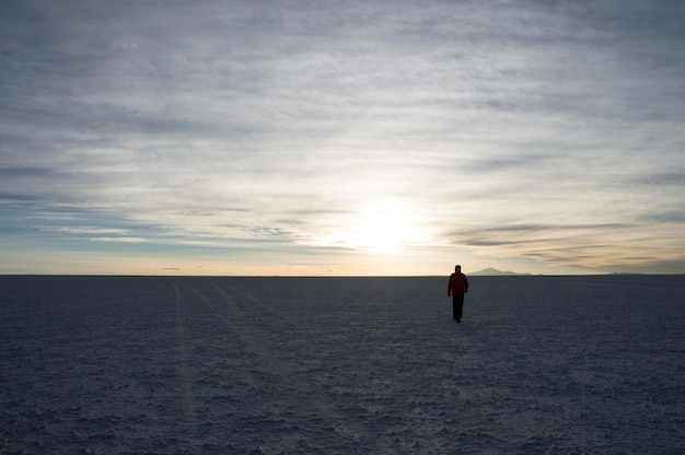 Homme qui marche dans le désert