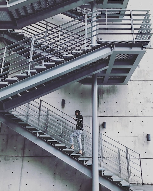 Photo un homme qui marche dans les escaliers.