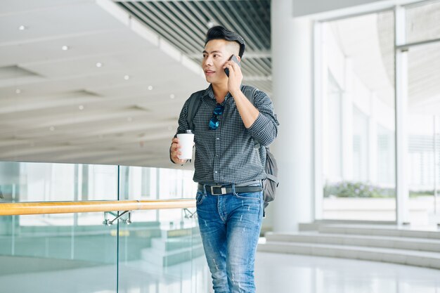 Homme qui marche dans un immeuble de bureaux