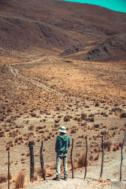 homme qui marche dans les montagnes