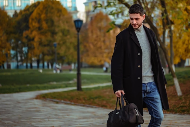 Un homme qui marche dans le parc du soir.