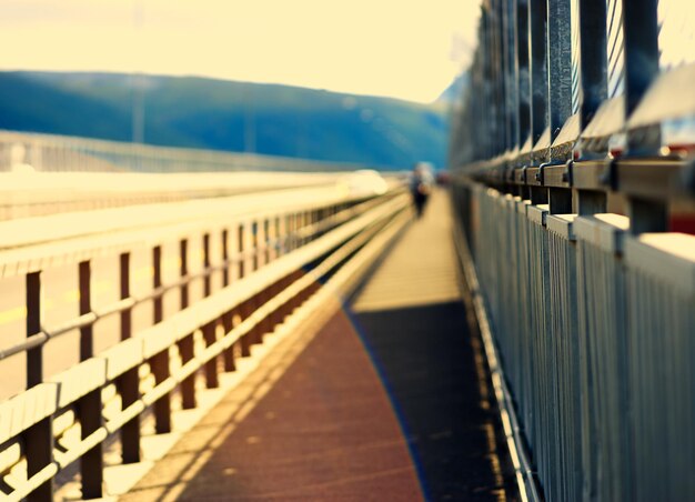 Photo homme qui marche sur fond de pont de norvège hd