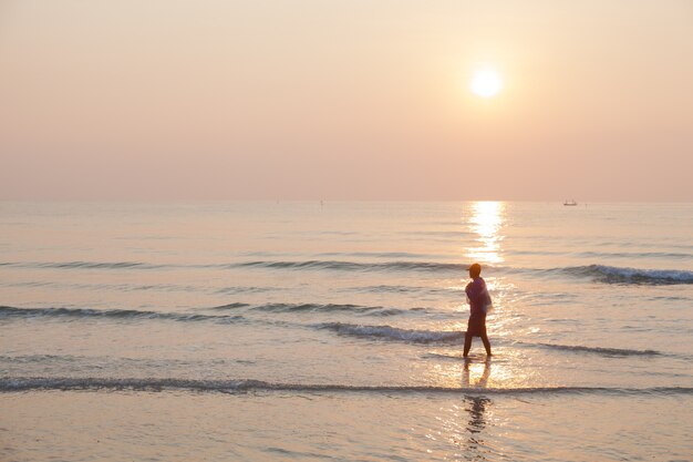 Homme qui marche sur la plage