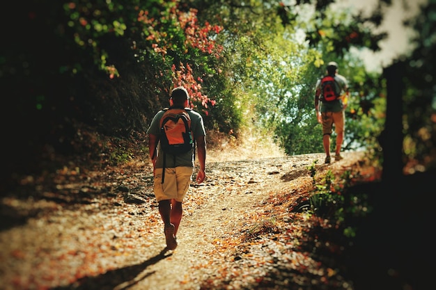Un homme qui marche sur un sentier.