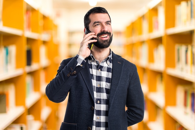 L&#39;homme qui parle au mobile sur un fond de figure non focalisé